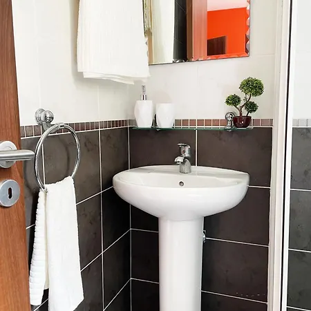 Stylish 2br With Balcony And Parking Near Saint Lazarus And Finikoudes 아파트 라르나카