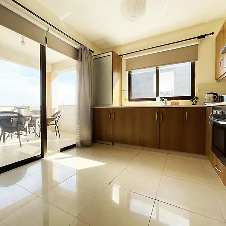 Stylish 2br With Balcony And Parking Near Saint Lazarus And Finikoudes *