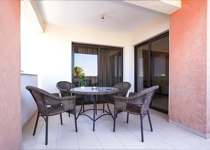 Stylish 2br With Balcony And Parking Near Saint Lazarus And Finikoudes Apartment *