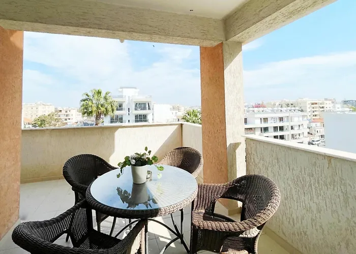Stylish 2br With Balcony And Parking Near Saint Lazarus And Finikoudes