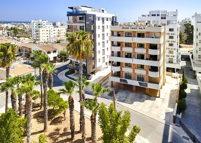 Stylish 2br With Balcony And Parking Near Saint Lazarus And Finikoudes Apartment