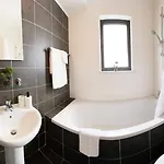 Stylish 2br With Balcony And Parking Near Saint Lazarus And Finikoudes شقة *