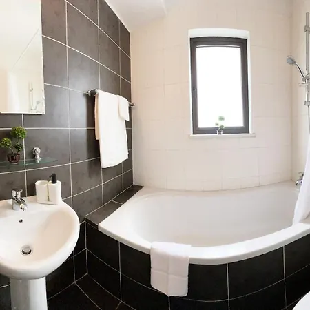 Stylish 2br With Balcony And Parking Near Saint Lazarus And Finikoudes Apartment *