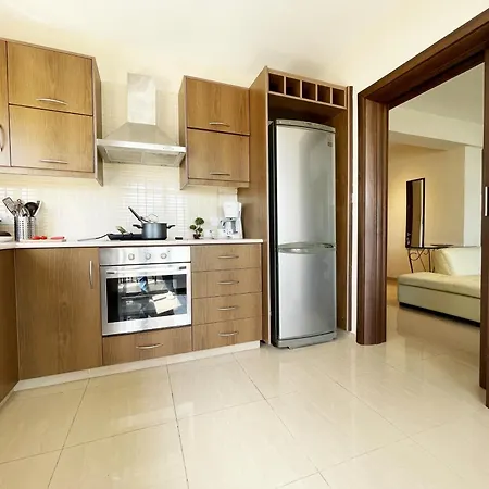 Stylish 2br With Balcony And Parking Near Saint Lazarus And Finikoudes Apartment *