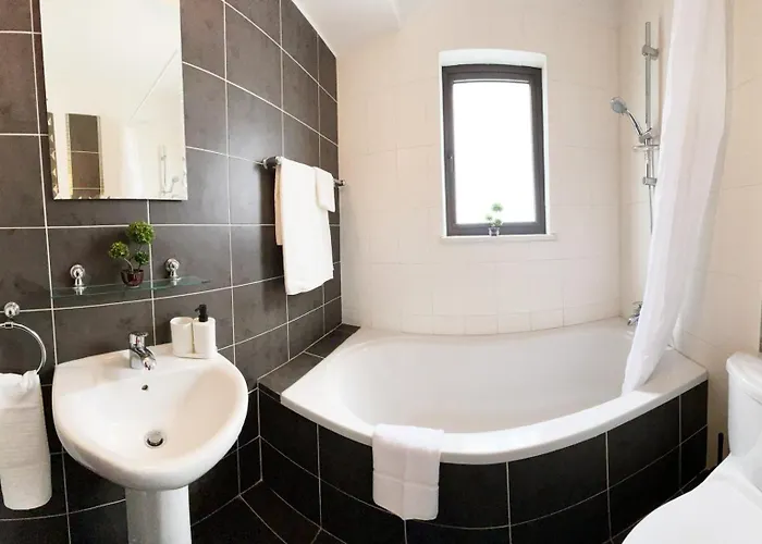 Stylish 2br With Balcony And Parking Near Saint Lazarus And Finikoudes Appartamento *