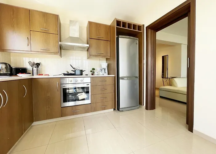 Stylish 2br With Balcony And Parking Near Saint Lazarus And Finikoudes Appartamento *